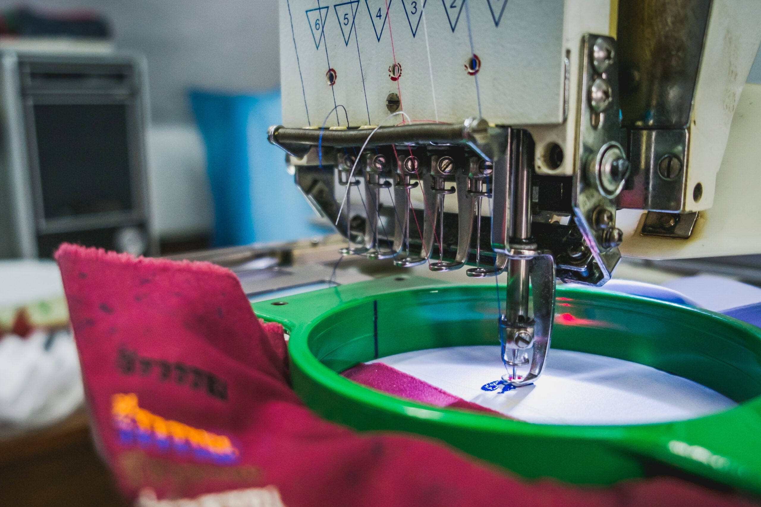 Personalizzare le divise aziendali: benefici, tecniche e strategie per le aziende moderne (Guida 2026) - Westrose SRL - Abbigliamento da Lavoro Personalizzato