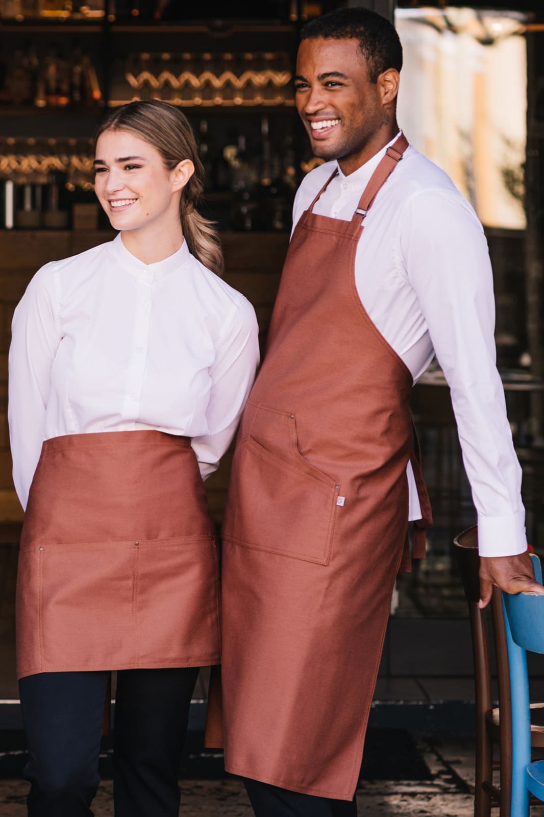 grembiule-ristorante-cotone-terracotta-giblor-chicago-23P01H363-indossato