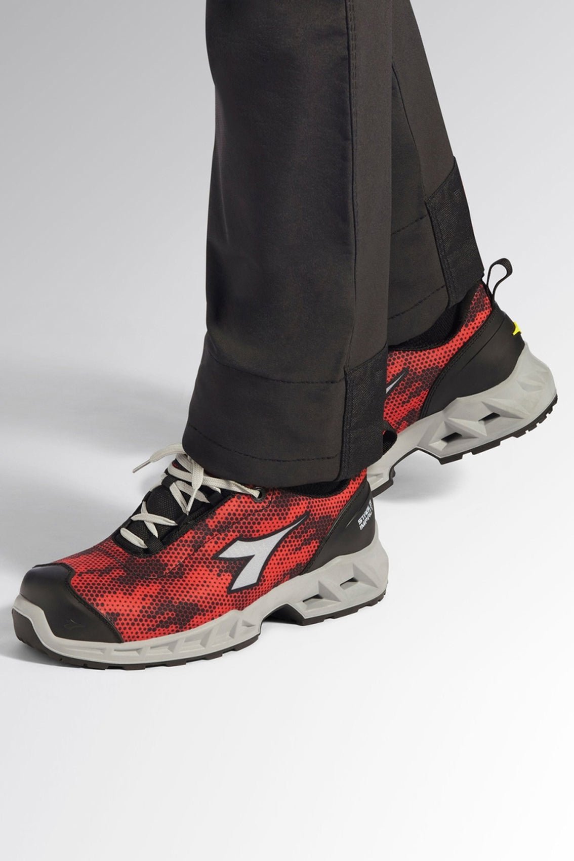 Scarpa antinfortunistica Diadora Shark Stable Imp Low S1PS FO SR SC ESD - Westrose SRL - Abbigliamento da Lavoro Personalizzato