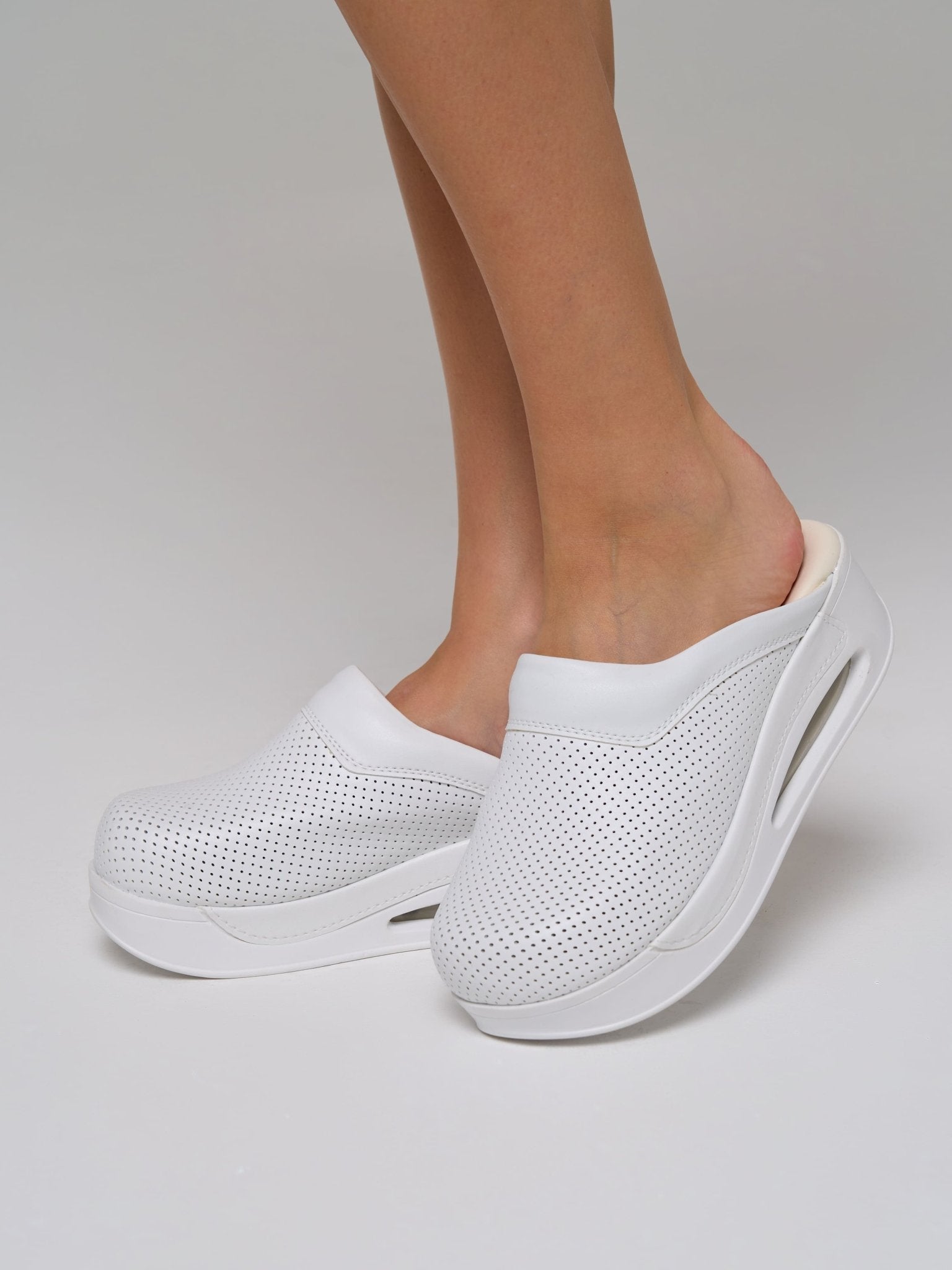 Zoccoli Sanitari in pelle Morbidelle White traforate - Westrose