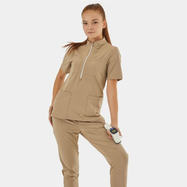 casacca-studio-medico-sara-sabbia-wio-uniforms-det-min